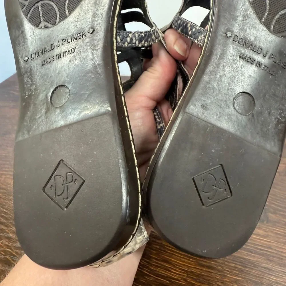 Donald J Pliner Womens snake print sandal size 6